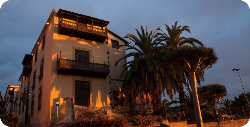 Foto al atardecer del Palacio Lercaro